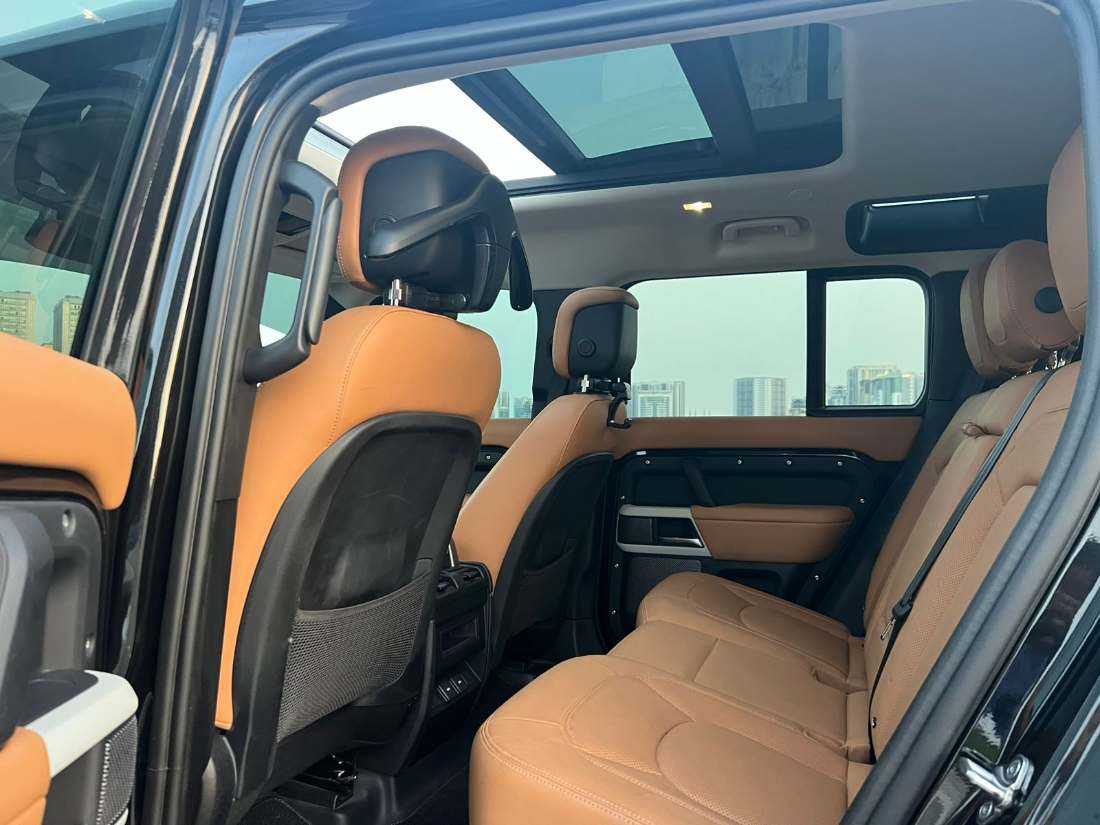 Land Rover Defender 2024 3